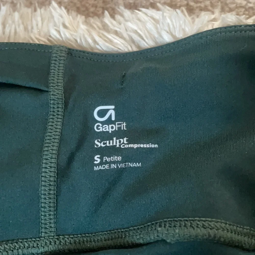 Gap size small petite workout leggings in green
